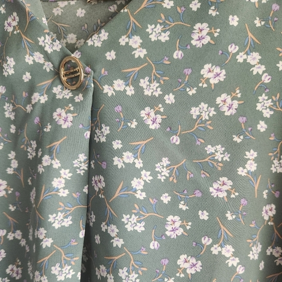Elegant Floral Blouse in Green - Picture 2 of 4
